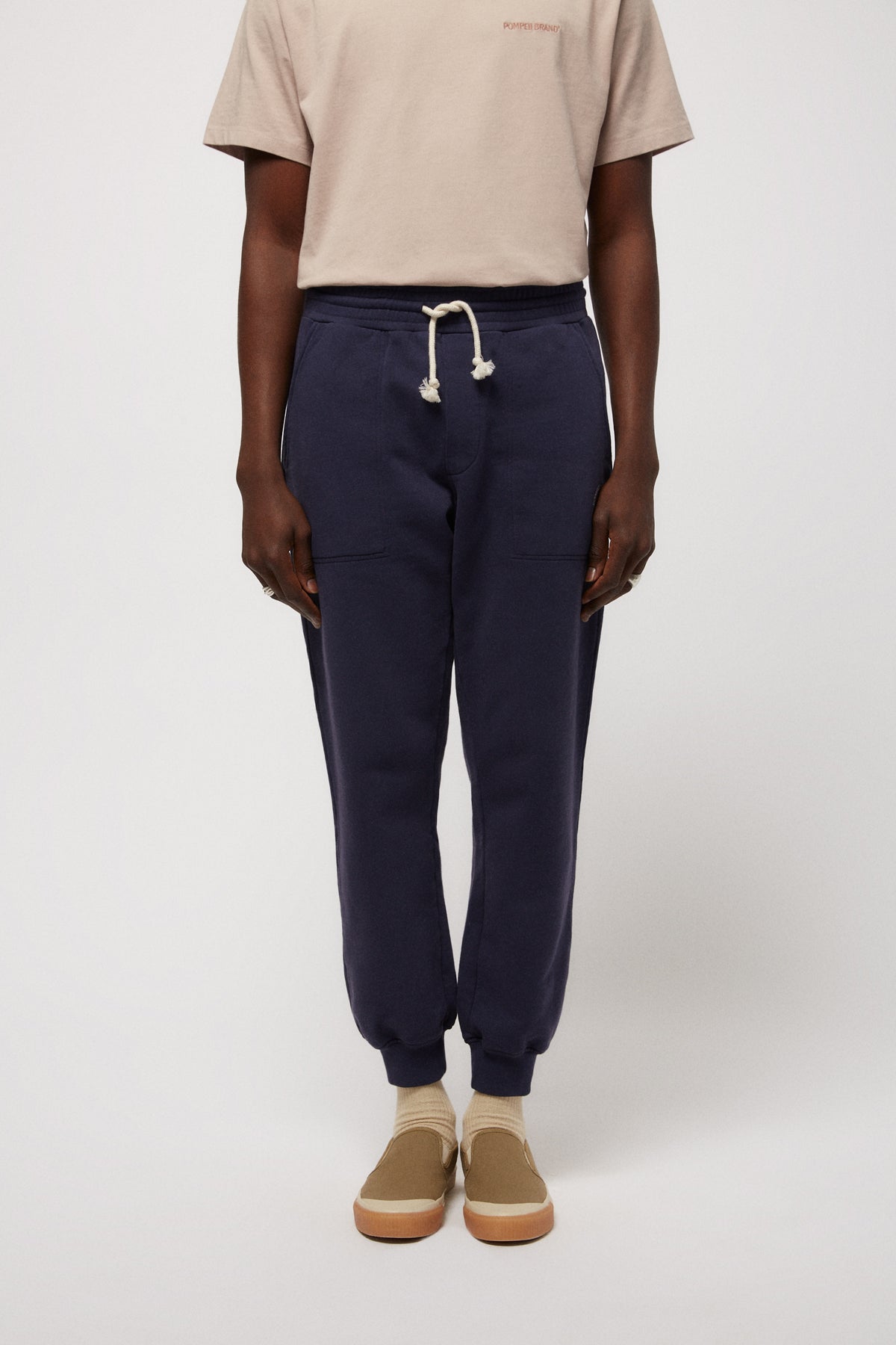 EL PANTALÓN DE SUDADERA AZUL MARINO