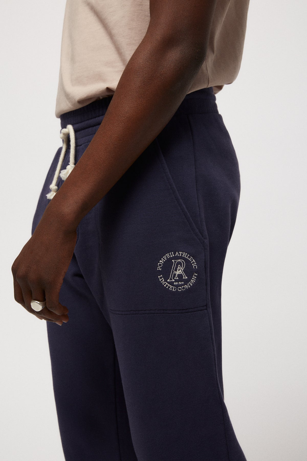 EL PANTALÓN DE SUDADERA AZUL MARINO