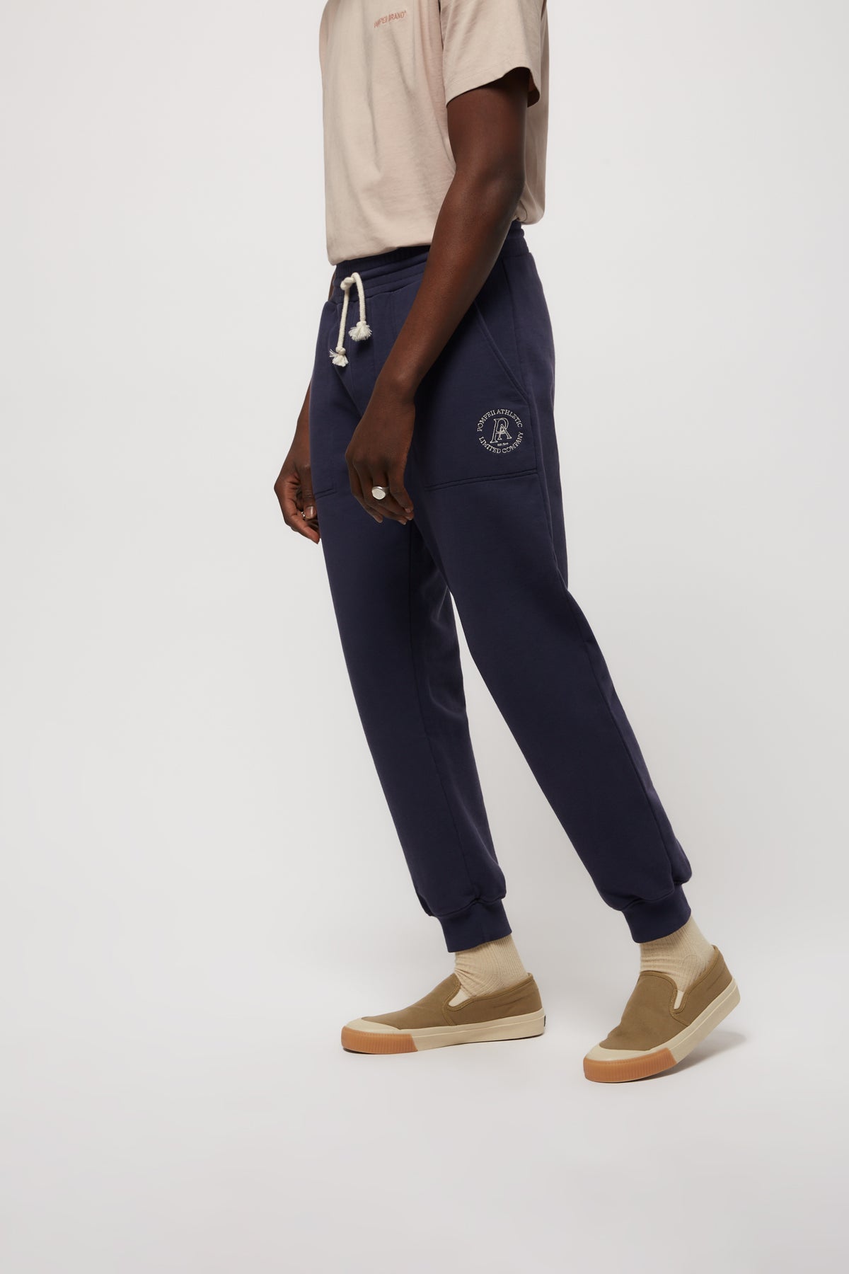 EL PANTALÓN DE SUDADERA AZUL MARINO