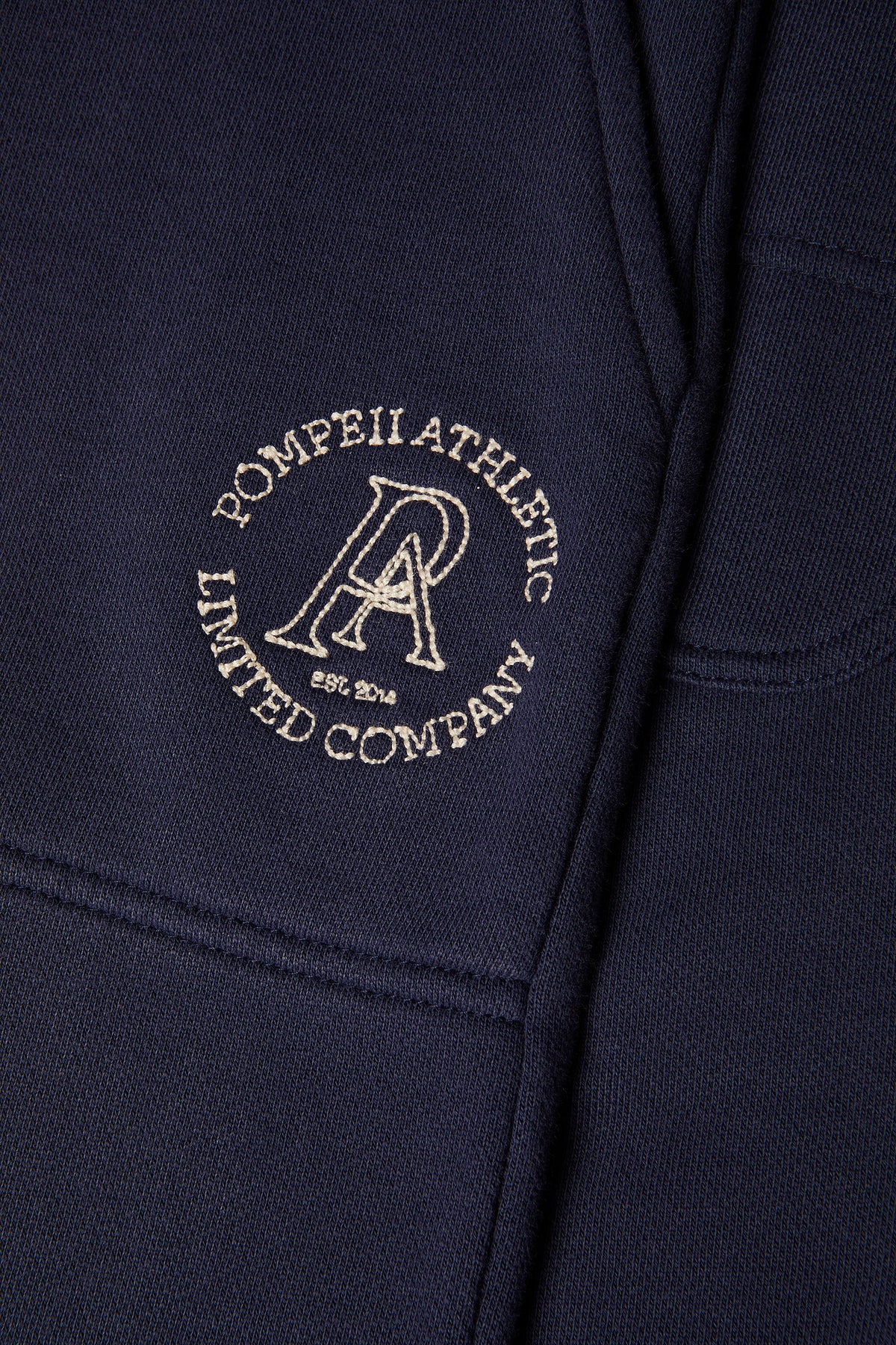 EL PANTALÓN DE SUDADERA AZUL MARINO